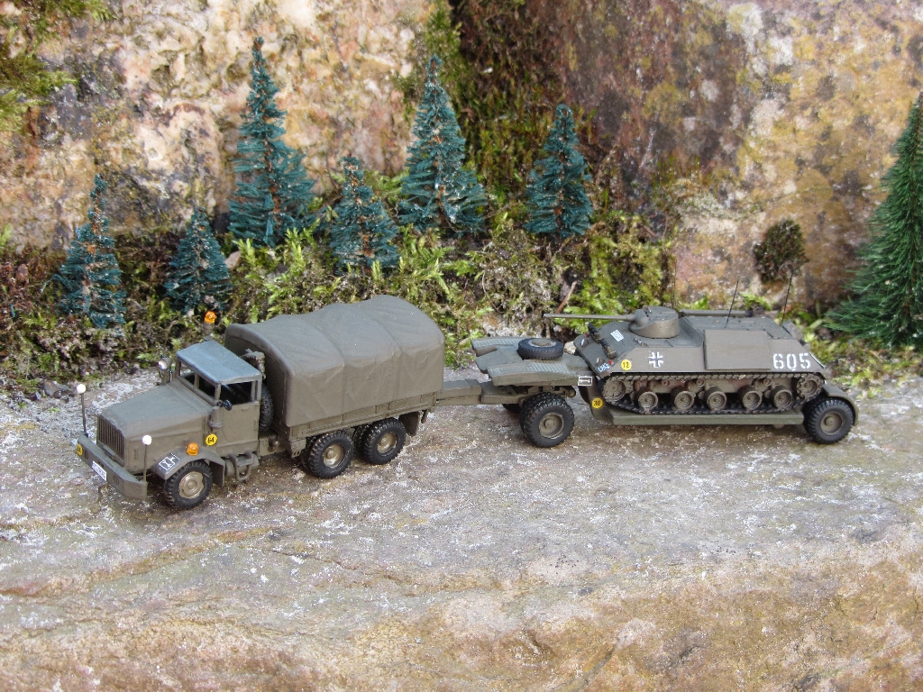 Faun 908/425 A ZgM mit Lastanhänger M1069 der US-Army mit SPz lang HS ...