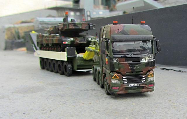 Der Schwerlasttransporter bis 80 Tonnen mit Zugmaschine MAN TGX GX der NATO