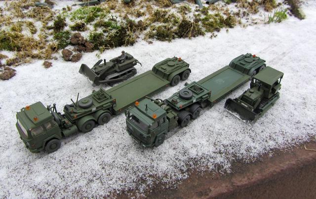 2x Magirus Deutz Tieflader mit Planierraupe