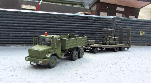 IVEGO MAGIRUS 330-30 Muldenkipper mit Lastanhänger 15t und Stappler