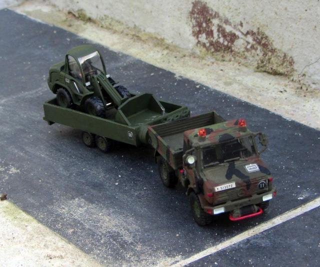 Unimog 1300 K mit Frontlader auf Anhänger