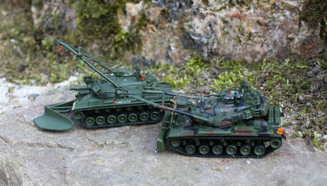 li. Bergepanzer T728 E1, re. Bergepanzer M728 A1 USA 1962 - 1990