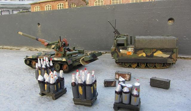 Feldhaubitze M110 A1 und Munitionstransporter M548