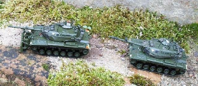 1x M60 A3 mit 105mm Bordkanone und mit Räumschaufel M9 US-Army von 1980 und 1x M60 A3 mit 105mm Bordkanone US-Army von 1978
