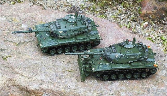 1x M60 A3 mit 105mm Bordkanone und mit Räumschaufel M9 US-Army von 1980 und 1x M60 A3 mit 105mm Bordkanone US-Army von 1978