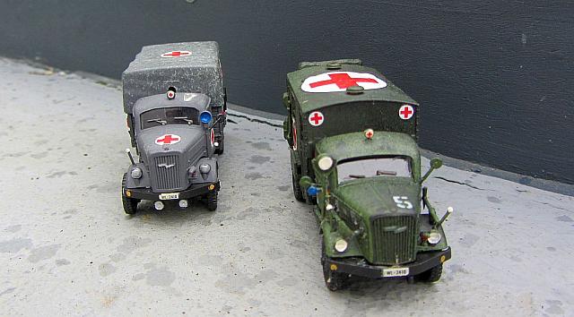 2x Opel Blitz Sanitätsfahrzeug der Wehrmacht von 1940