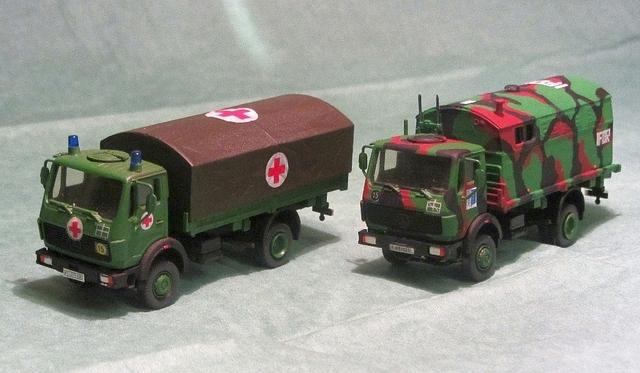 2x DB 1017 A Sanitätsfahrzeuge der Bundeswehr von 1977 und 1995