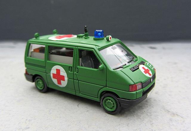 VW T4 Sanitätsfahrzeug der Bundeswehr in einer NATO Einheit 2001