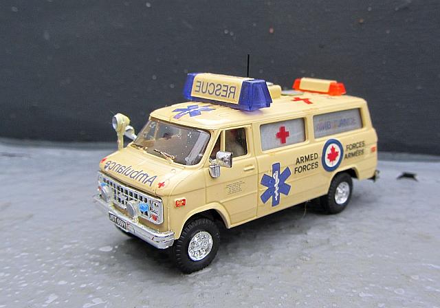 Chevrolet Chevy Van G20 mit Flachdach:  Krankenwagen der canadischen Streitkräfte 1990