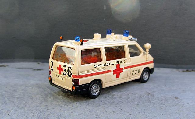 VW T4 Mehrzweckfahrzeug der Bundeswehr-Sanitätstruppe von 2000