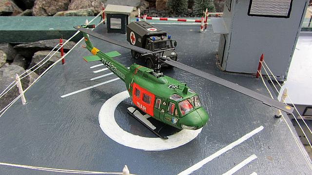 Transporthubschrauber Bell UH 1D mit Unimog U 1300 L San-KrKw Bundeswehr ab 1978