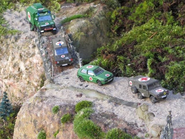 Sanitätsfahrzeuge der Bundeswehr im Gelände Irgendwo in Rheinland-Pfalz von 1995