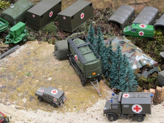 Sanitätsfahrzeuge der Bundeswehr im Übungsgelände Irgendwo in Rheinland-Pfalz 1995