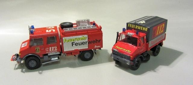 Links: MB Unimog 1550 L (4x4) Feuerwehrrüstwagen Rechts: MB Unimog 1300 L (4x4) Sonderaufbau Wasserrettung Feuerwehr von 1995