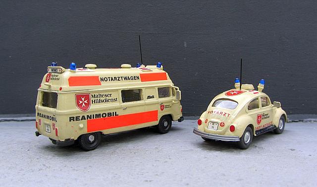 Hanomag-Henschel Kastenwagen MHD Rettungswagen und VW Käfer 1300 MHD Notarztwagen von 1974