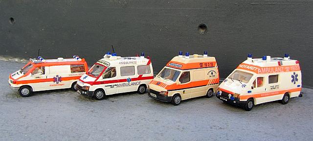 Einsatzfahrzeuge von einem privaten Rettungsdienst 1993