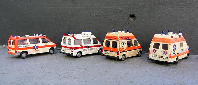 Einsatzfahrzeuge von einem privaten Rettungsdienst 1993