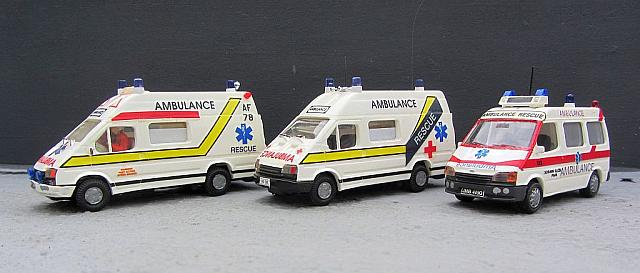 2x Ford Transit mit Hochdach englischer Rettungwagen 1990 1x Ford Transit kurz mit Mittelhochdach Rettungswagen in Prag 1992