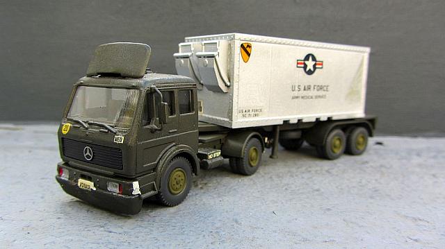 MB 1017 A Sattelzugmaschine mit Aufleger und Unterdruckcontainer 20 ft US-Army von 1985