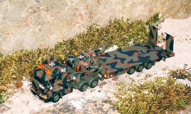 SCANIA 143h SZM mit Mehrzweckaufleger und 7t Ladekran der belgischen Army von 2000