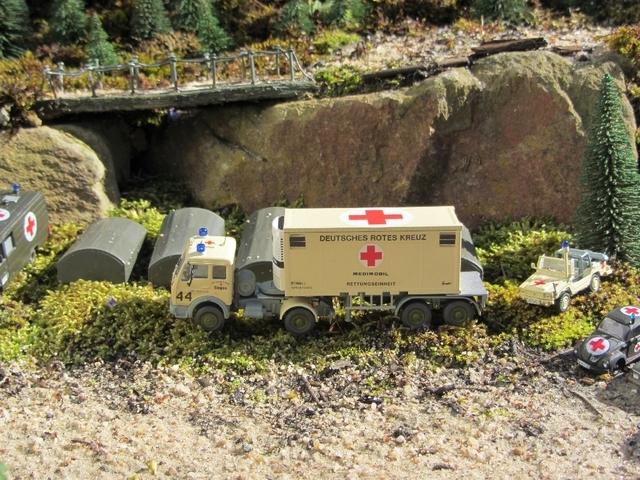 MB 1017 A Sattelzugmaschine mit Aufleger und Operationscontainer 20 ft DRK von 1985