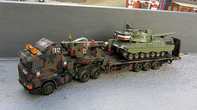 SCANIA 143h SZM mit Mehrzweckaufleger und 7t Ladekran der belgischen Army von 2000 mit mKpz Leopard 1 A2 Belgien mit Rüststand von 1992