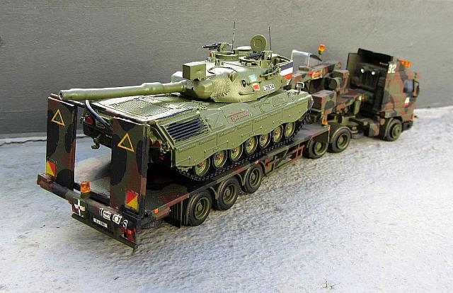 SCANIA 143h SZM mit Mehrzweckaufleger und 7t Ladekran der belgischen Army von 2000 mit mKpz Leopard 1 A2 Belgien mit Rüststand von 1992