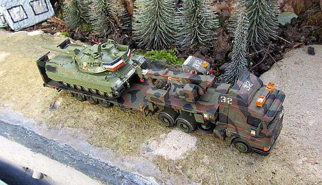 SCANIA 143h SZM mit Mehrzweckaufleger und 7t Ladekran der belgischen Army von 2000 mit mKpz Leopard 1 A2 Belgien mit Rüststand von 1992