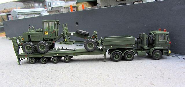 Sattelzugmaschine MAN 26.32 FS 6x6 Tieflader mit Schwerlastanhänger und Ladung