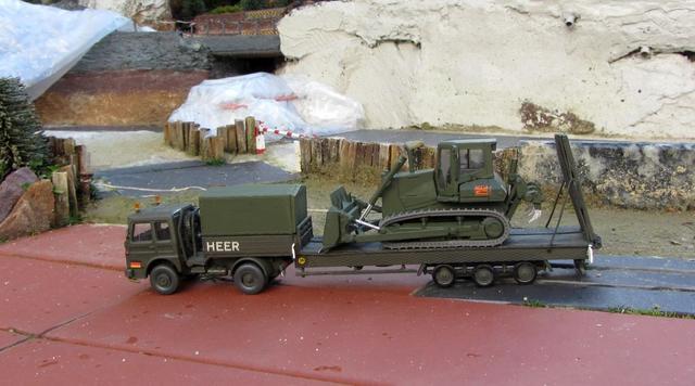 MAN Tieflader 25t mit Planierraupe