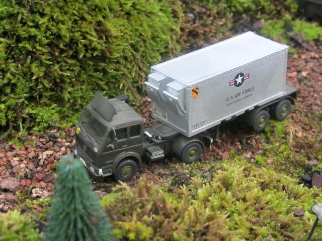 MB 1017 A Sattelzugmaschine mit Aufleger und Unterdruckcontainer 20 ft US-Army von 1985