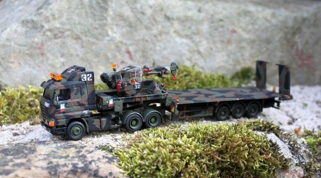 SCANIA 143h SZM mit Mehrzweckaufleger und 7t Ladekran der belgischen Army von 2000