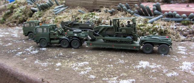 Pionierfahrzeuge SZG Magirus Deutz mit Tieflader 25t und Planierraupe 1985