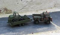 Unimog 1300 K mit Frontlader auf Anhänger