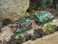 links M109 A2/A3, rechts gepanzerter Munitionstransporter M992 beide US-Army von 1990