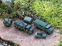 Bundeswehrfahrzeuge im Übungsgelände