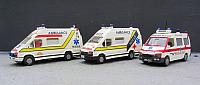 2x Ford Transit mit Hochdach englischer Rettungwagen 1990 1x Ford Transit kurz mit Mittelhochdach Rettungswagen in Prag 1992